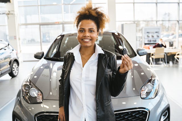Une personne avec des clé de voiture